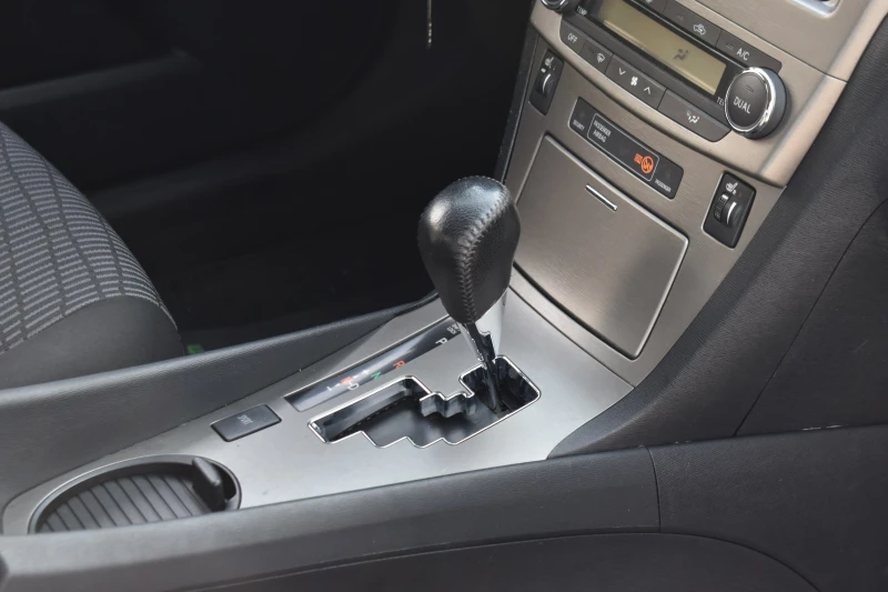 Toyota Avensis 2.0i* AUTOMAT, снимка 13 - Автомобили и джипове - 52391775