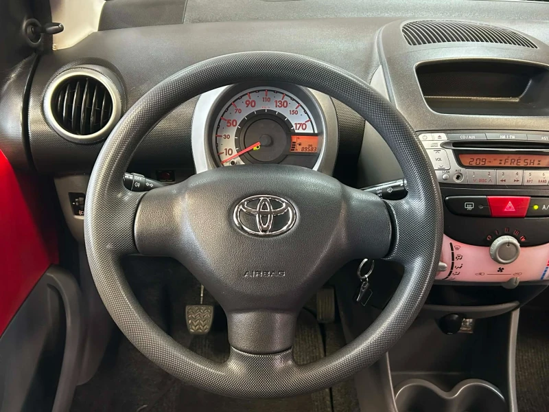 Toyota Aygo 1.0I 5 Врати Климатик, снимка 13 - Автомобили и джипове - 53272492