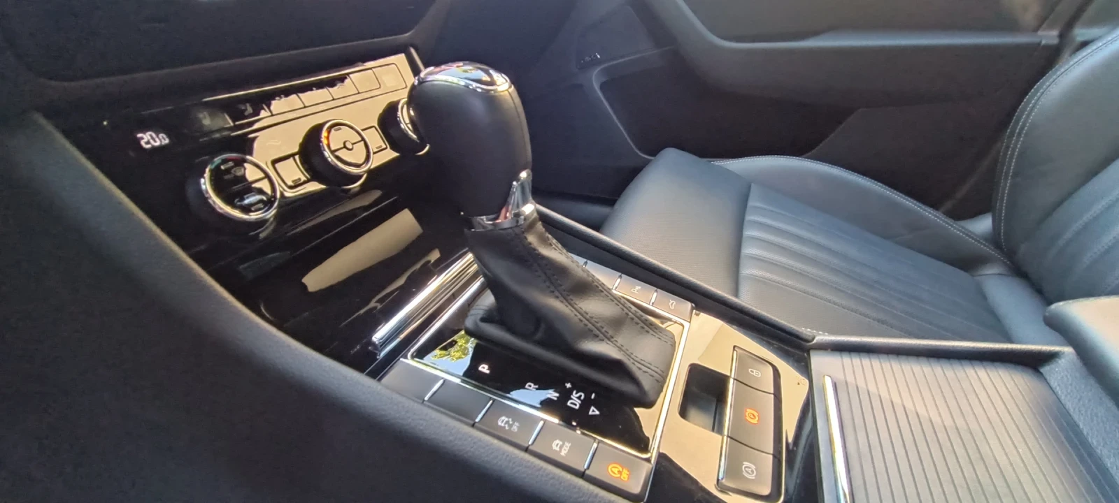 Skoda Superb 2.0TDI/200к.с/L&K/Гаранция , снимка 15 - Автомобили и джипове - 55160751