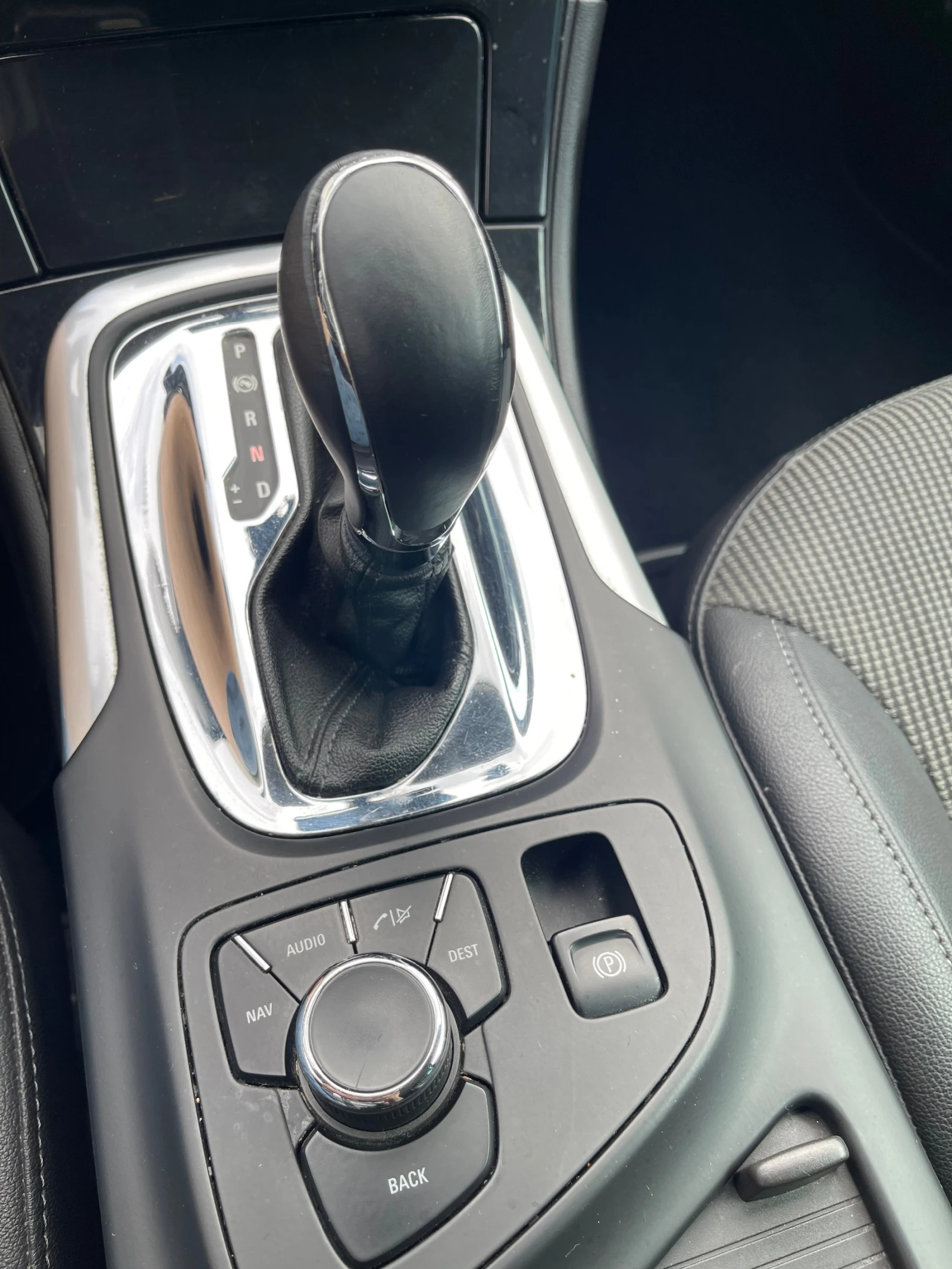 Opel Insignia Sports Tourer 2.0 CDTI (160 к.с.) Автоматик комби, снимка 11 - Автомобили и джипове - 55391302