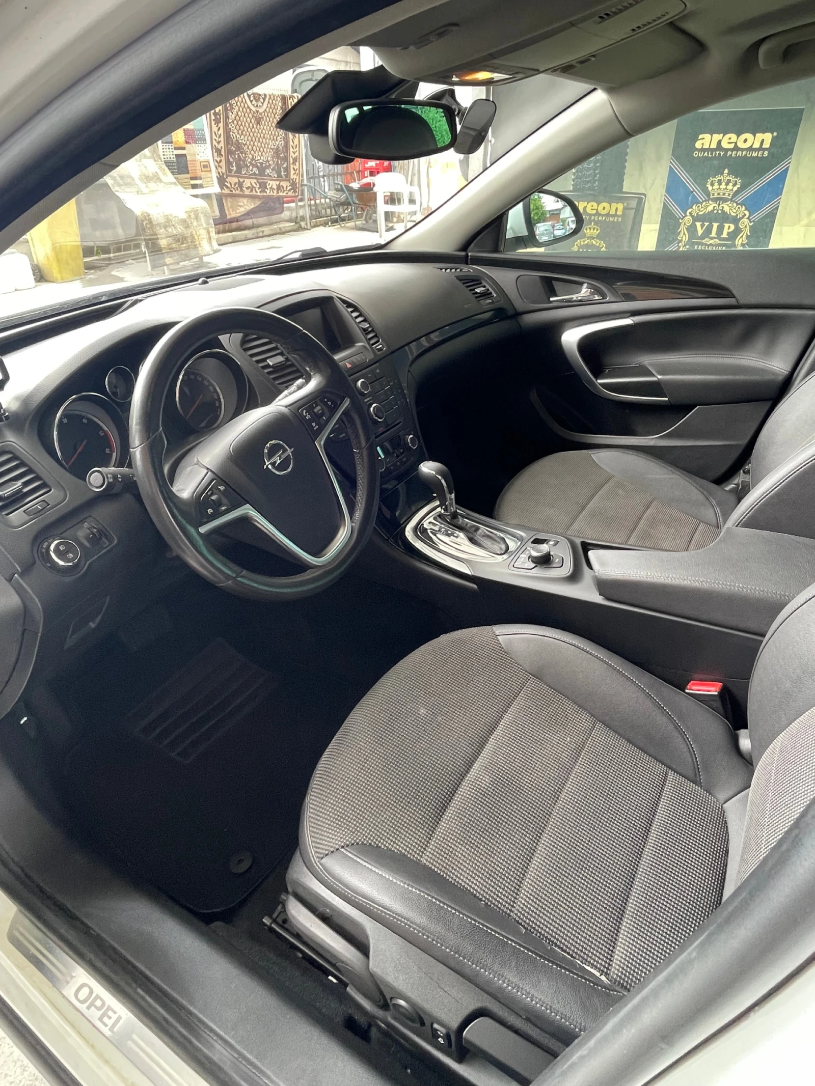 Opel Insignia Sports Tourer 2.0 CDTI (160 к.с.) Автоматик комби, снимка 9 - Автомобили и джипове - 55391302