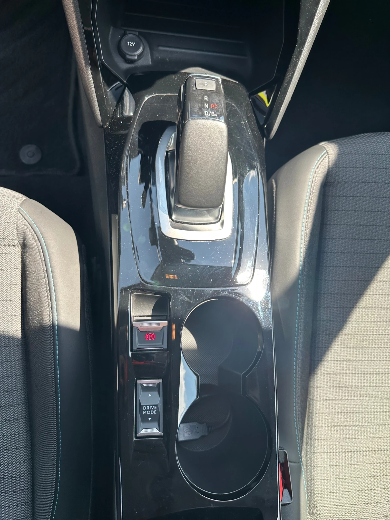Peugeot 208 Peugeot 208e, снимка 16 - Автомобили и джипове - 55597281