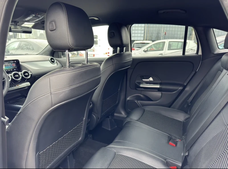 Mercedes-Benz GLA 200 FULL LED / DISTRONIC / КАМЕРА / SHADOW LINE, снимка 17 - Автомобили и джипове - 52133168