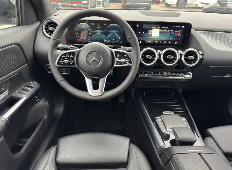 Mercedes-Benz GLA 200 FULL LED / DISTRONIC / КАМЕРА / SHADOW LINE, снимка 12 - Автомобили и джипове - 52133168