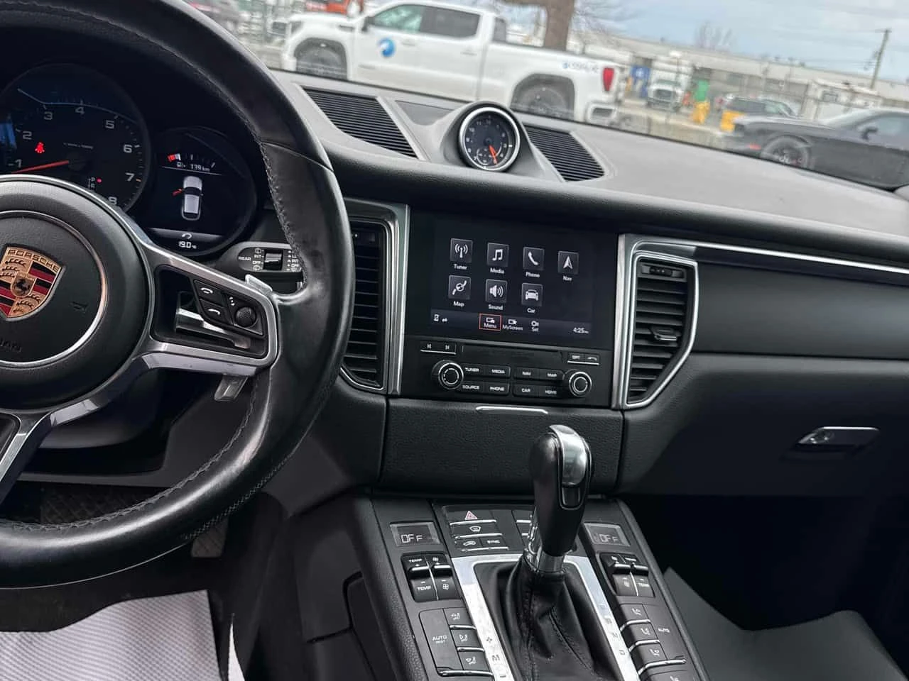 Porsche Macan AWD * КОЖА/АЛКАНТАРА* ПАНОРАМА* ПОДГРЕВИ* КАМЕРА* , снимка 9 - Автомобили и джипове - 54353314