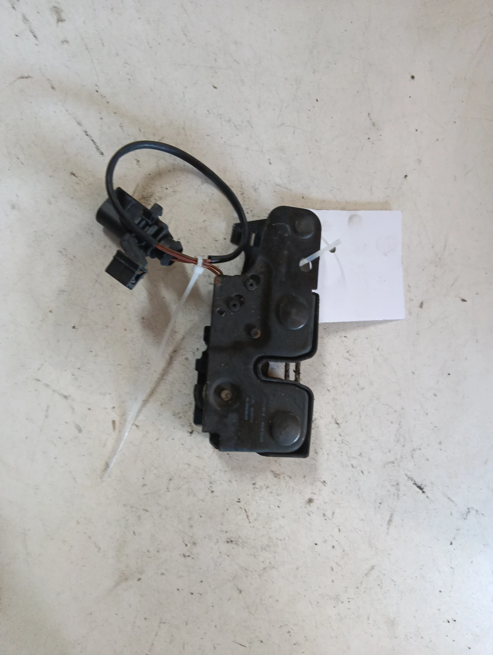 брава преден капак 4L0823509 Audi Q7