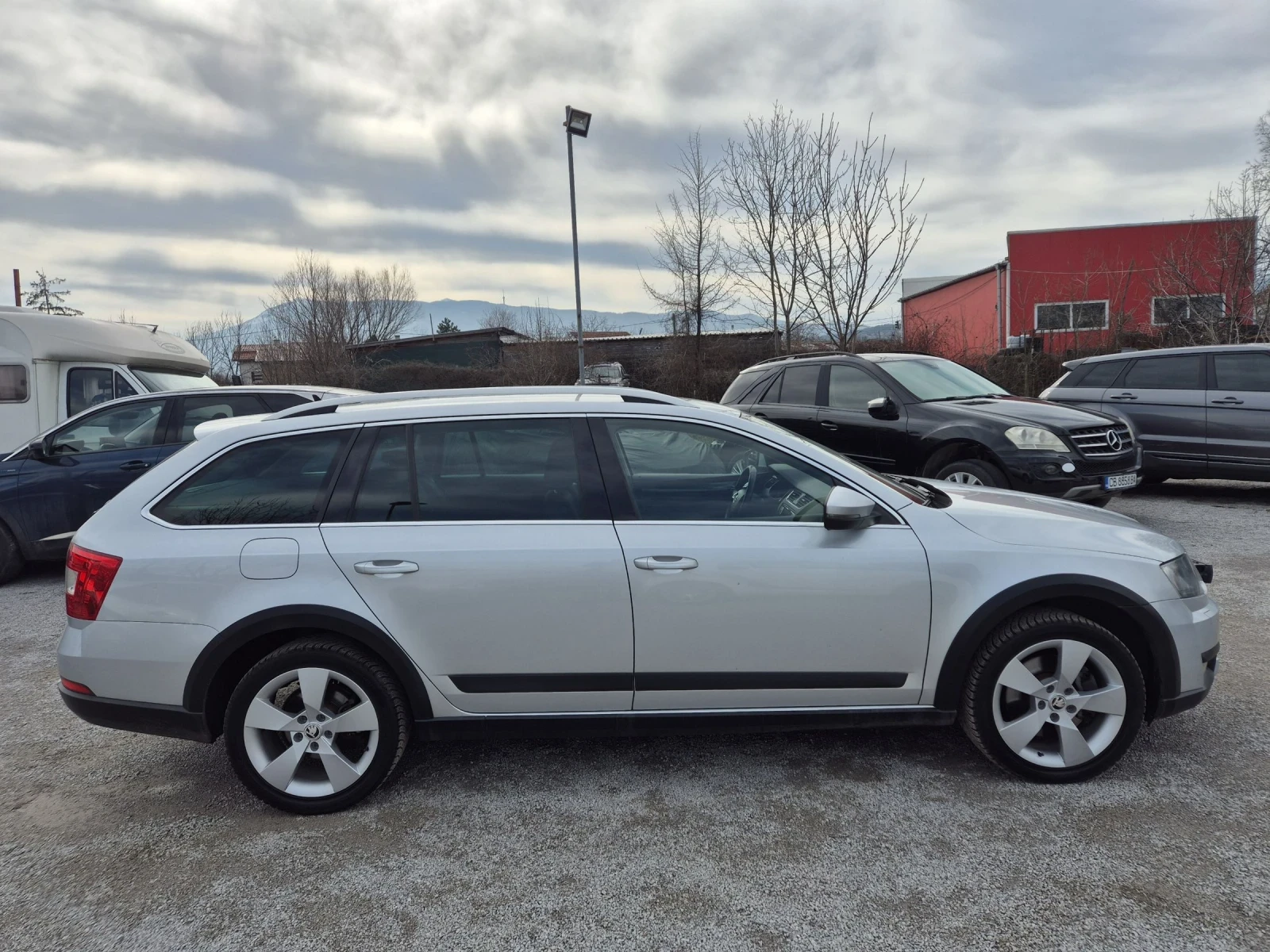 Skoda Octavia SCOUT-2.0TDI/4x4/ДИСТРОНИК/КОЖА/НАВИ/АВТОМАТИК  - изображение 5