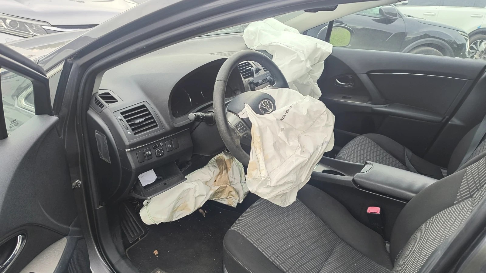 Toyota Avensis, снимка 7 - Автомобили и джипове - 56005841