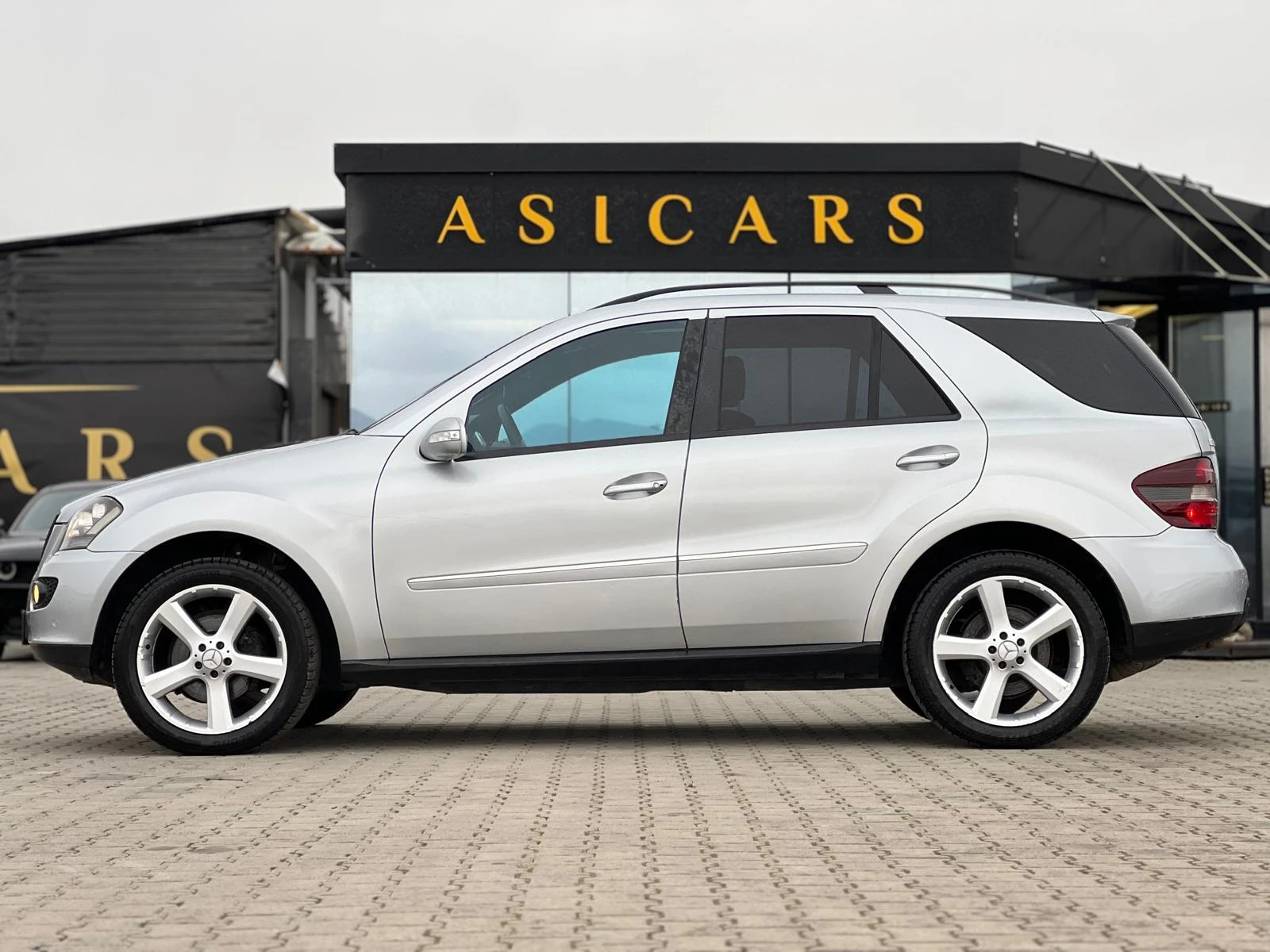 Mercedes-Benz ML 320 / 4 MATIC / SPORT / ГАРАНЦИЯ НА ВЪЗГЛАВНИЦИТЕ / - изображение 2