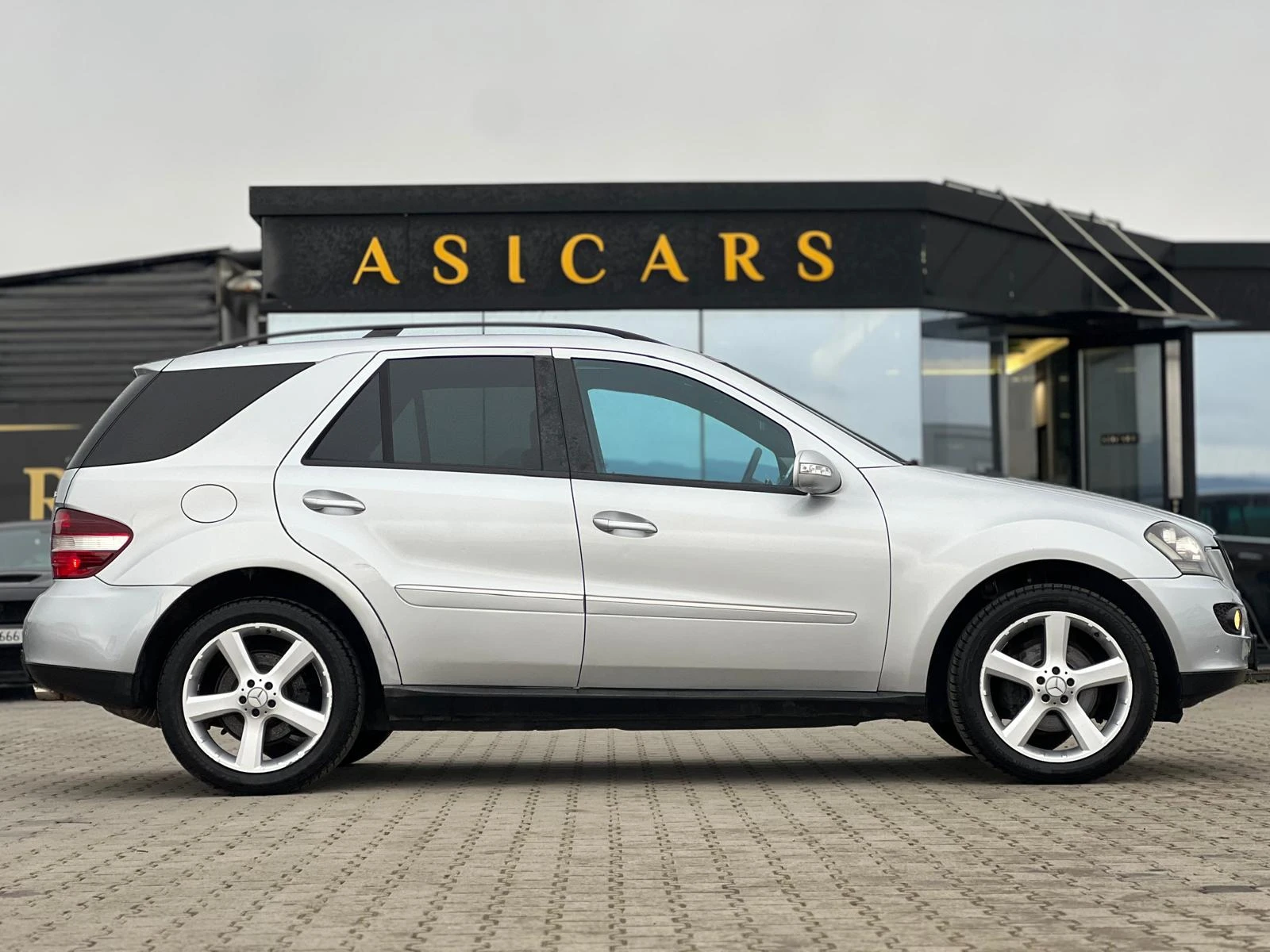 Mercedes-Benz ML 320 / 4 MATIC / SPORT / ГАРАНЦИЯ НА ВЪЗГЛАВНИЦИТЕ / - изображение 6