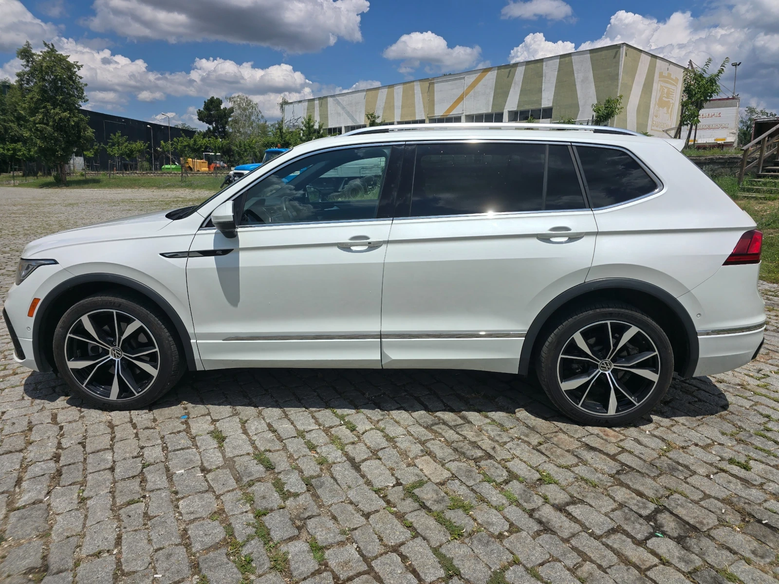 VW Tiguan Highline R-Line, снимка 8 - Автомобили и джипове - 55030969