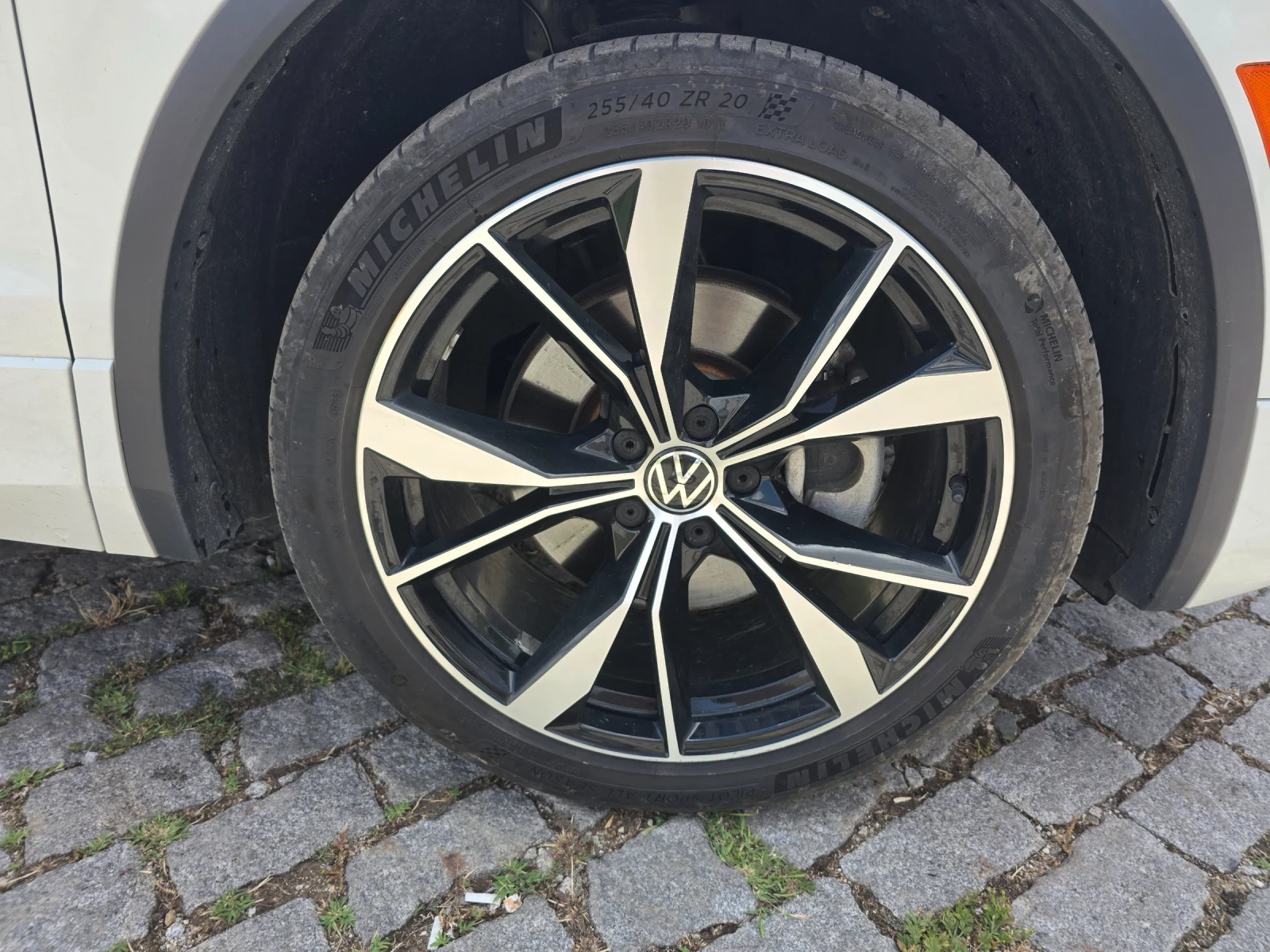 VW Tiguan Highline R-Line, снимка 4 - Автомобили и джипове - 55030969