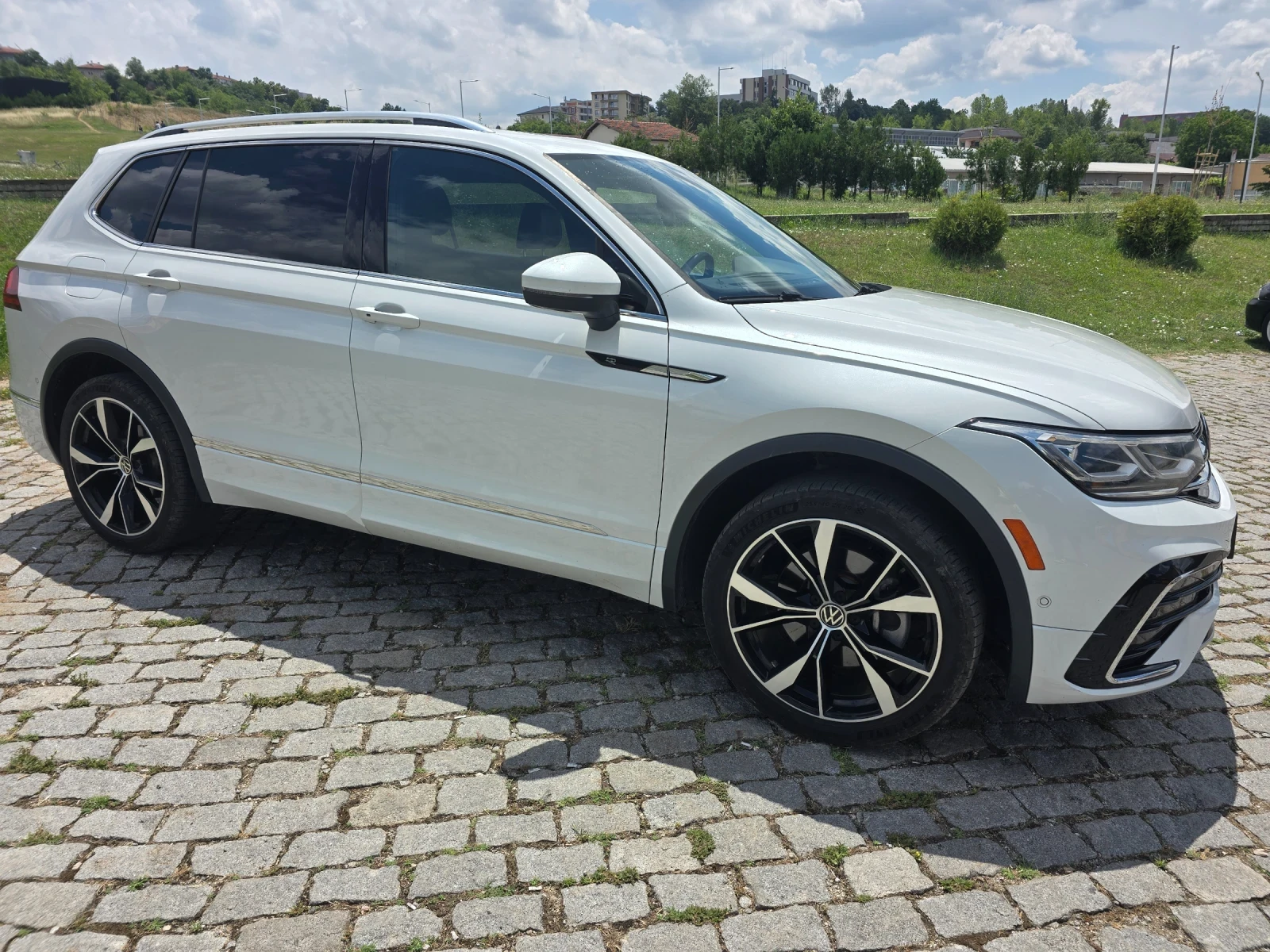 VW Tiguan Highline R-Line, снимка 3 - Автомобили и джипове - 55030969