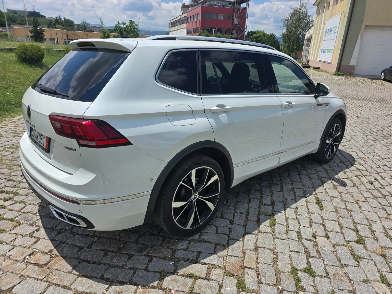 VW Tiguan Highline R-Line, снимка 5 - Автомобили и джипове - 55030969
