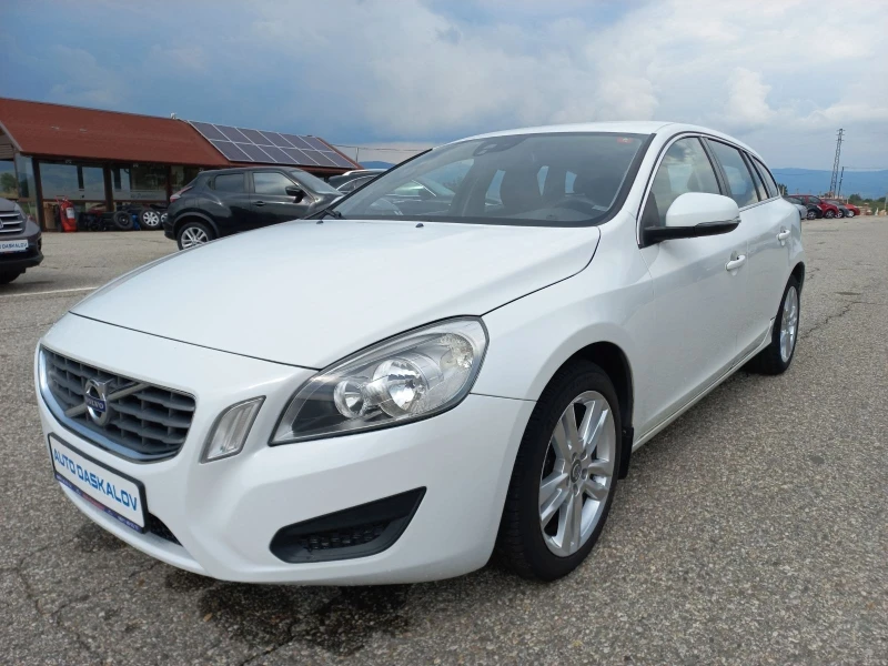 Volvo V60 2, 0 d3 avtomat, снимка 1 - Автомобили и джипове - 37880129