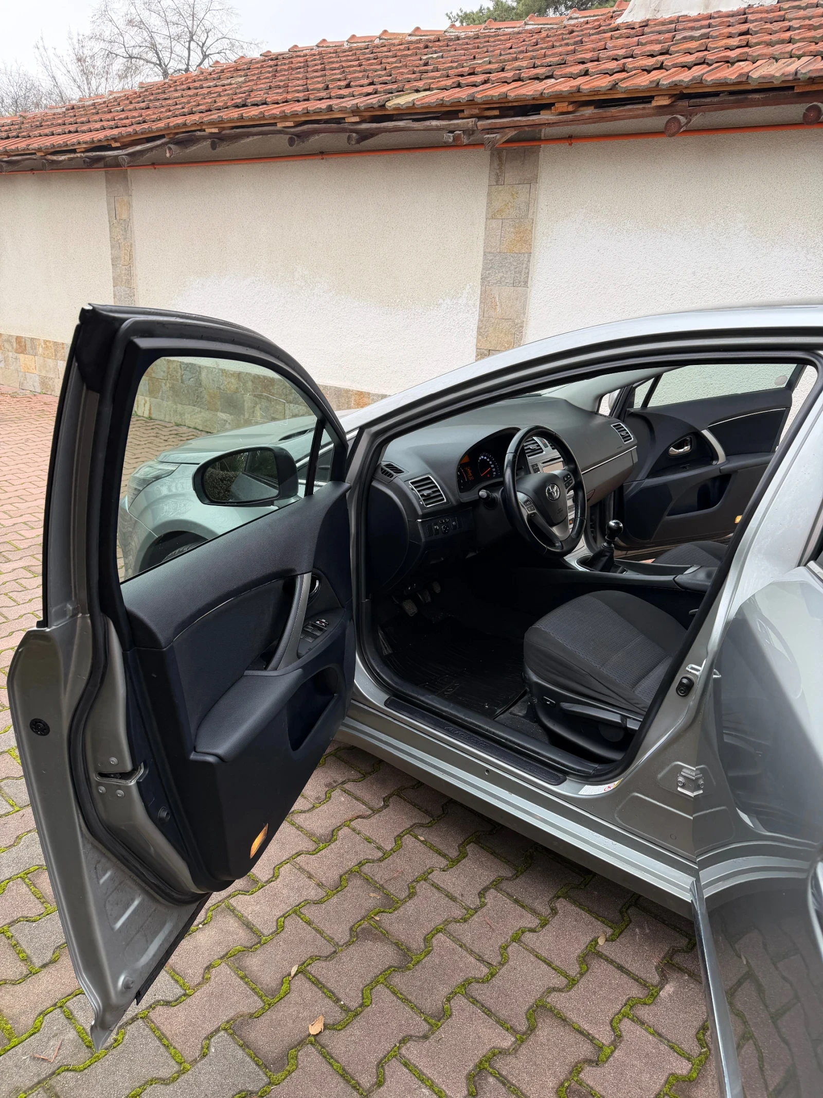 Toyota Avensis 2.0 D-4D, снимка 13 - Автомобили и джипове - 54033706