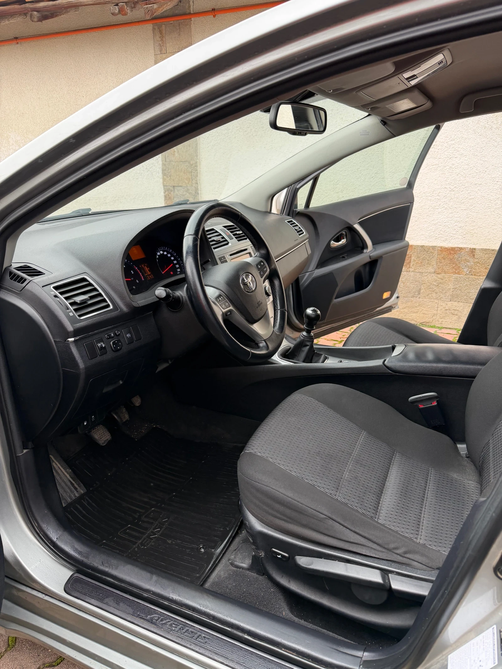 Toyota Avensis 2.0 D-4D, снимка 6 - Автомобили и джипове - 54033706