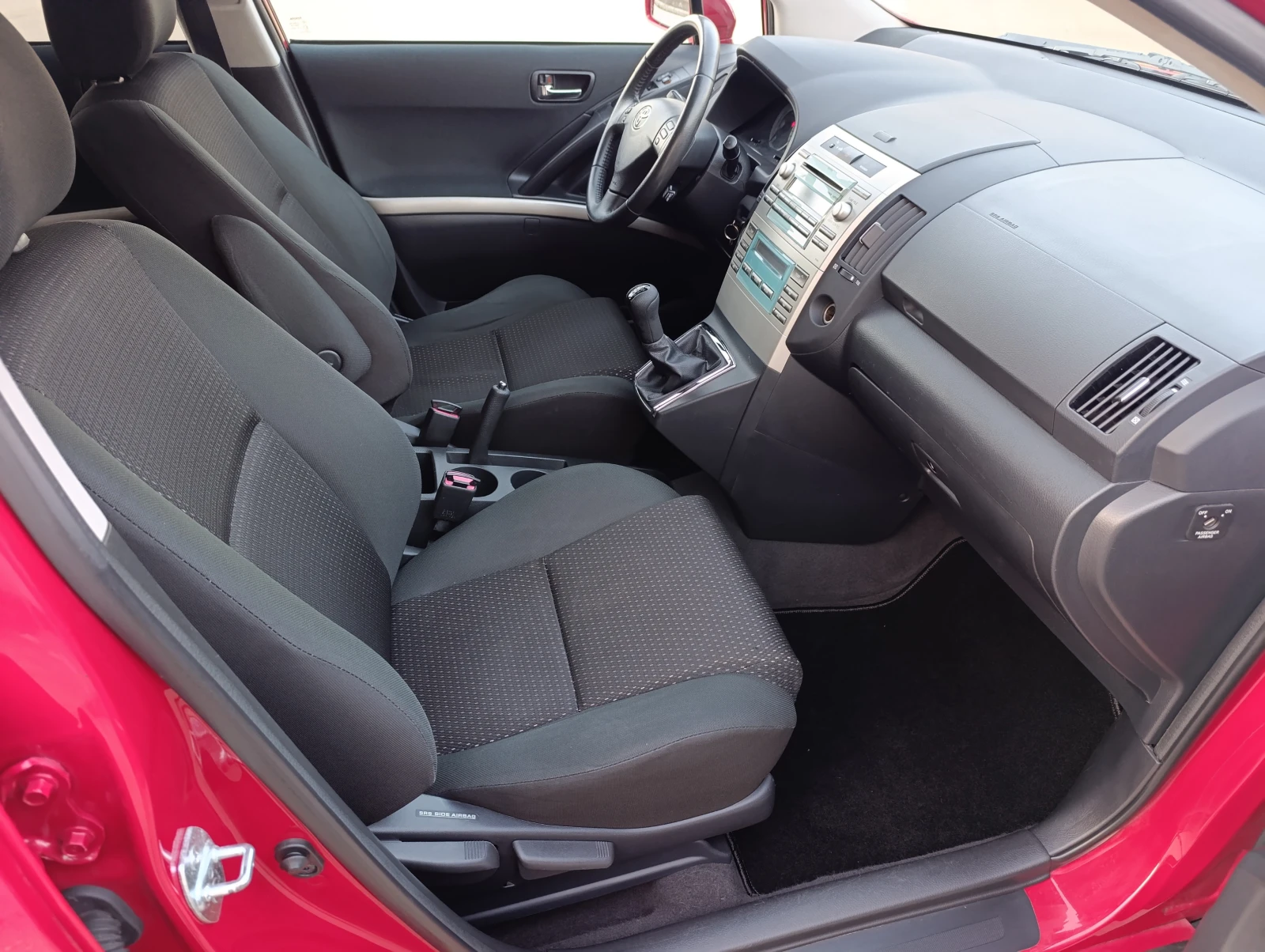 Toyota Corolla verso 2.2 D4D, снимка 10 - Автомобили и джипове - 54231611