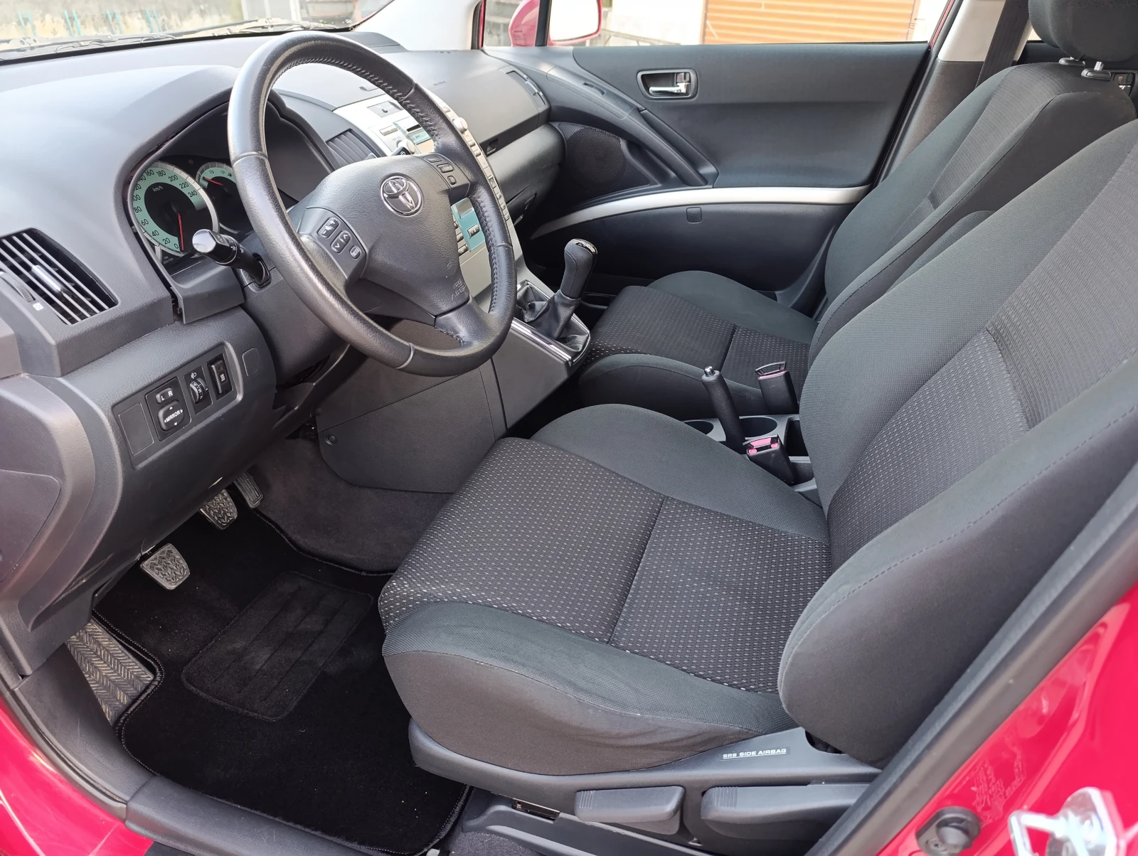 Toyota Corolla verso 2.2 D4D, снимка 8 - Автомобили и джипове - 54231611