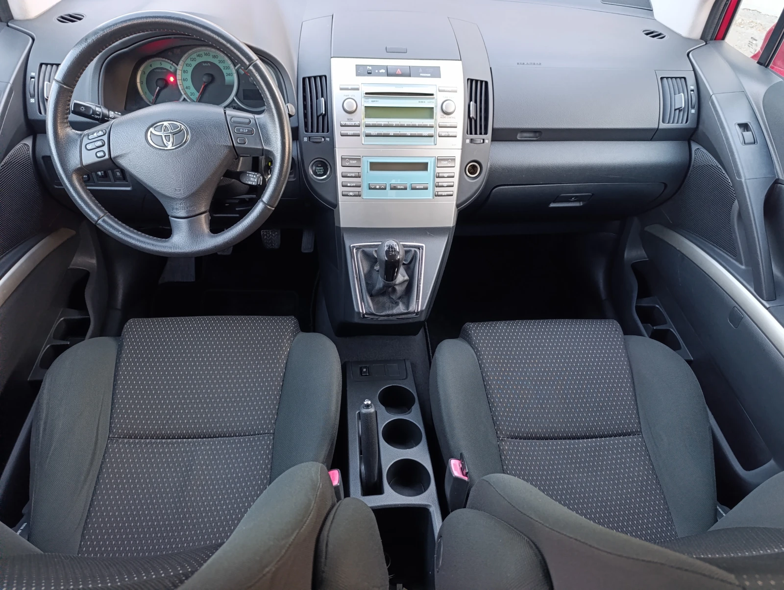 Toyota Corolla verso 2.2 D4D, снимка 9 - Автомобили и джипове - 54231611