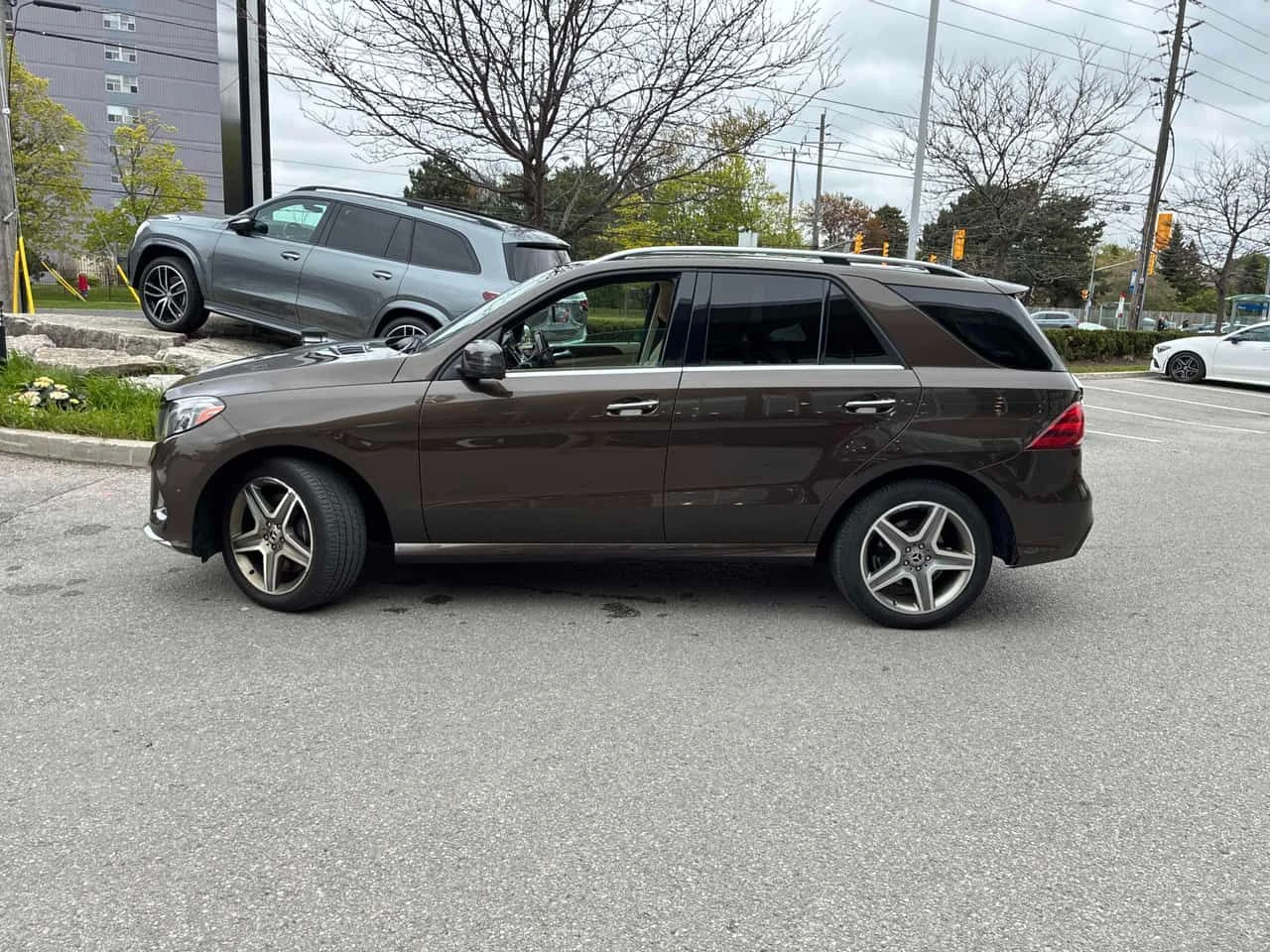 Mercedes-Benz GLE 400 * 360 КАМЕРА* КЛИП НА МОТОРА* АВТОКРЕДИТ* , снимка 2 - Автомобили и джипове - 54909749