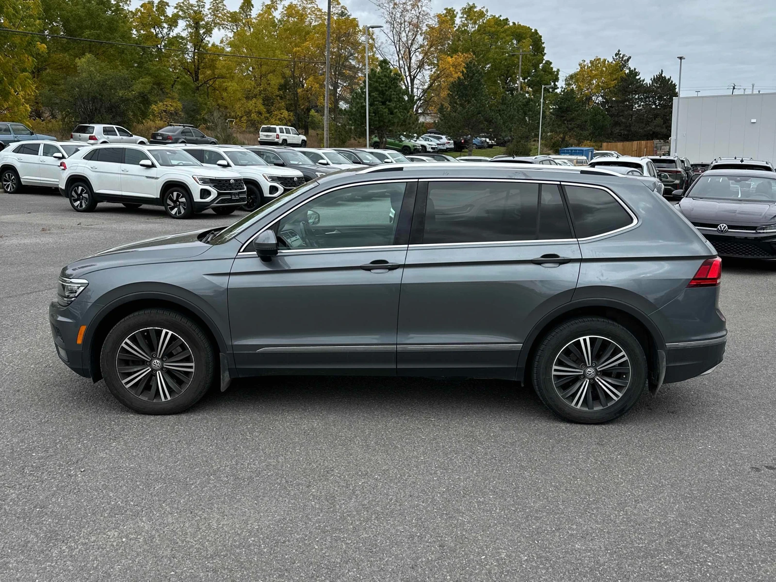 VW Tiguan 4MOTION * PREMIUM * БЕЗ ИНЦИДЕНТИ * 2 KEYS, снимка 2 - Автомобили и джипове - 56294096