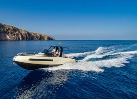 Моторна яхта Invictus GT280, снимка 6