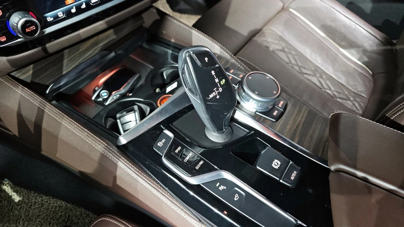 BMW 520 d M sport, снимка 8 - Автомобили и джипове - 52563126