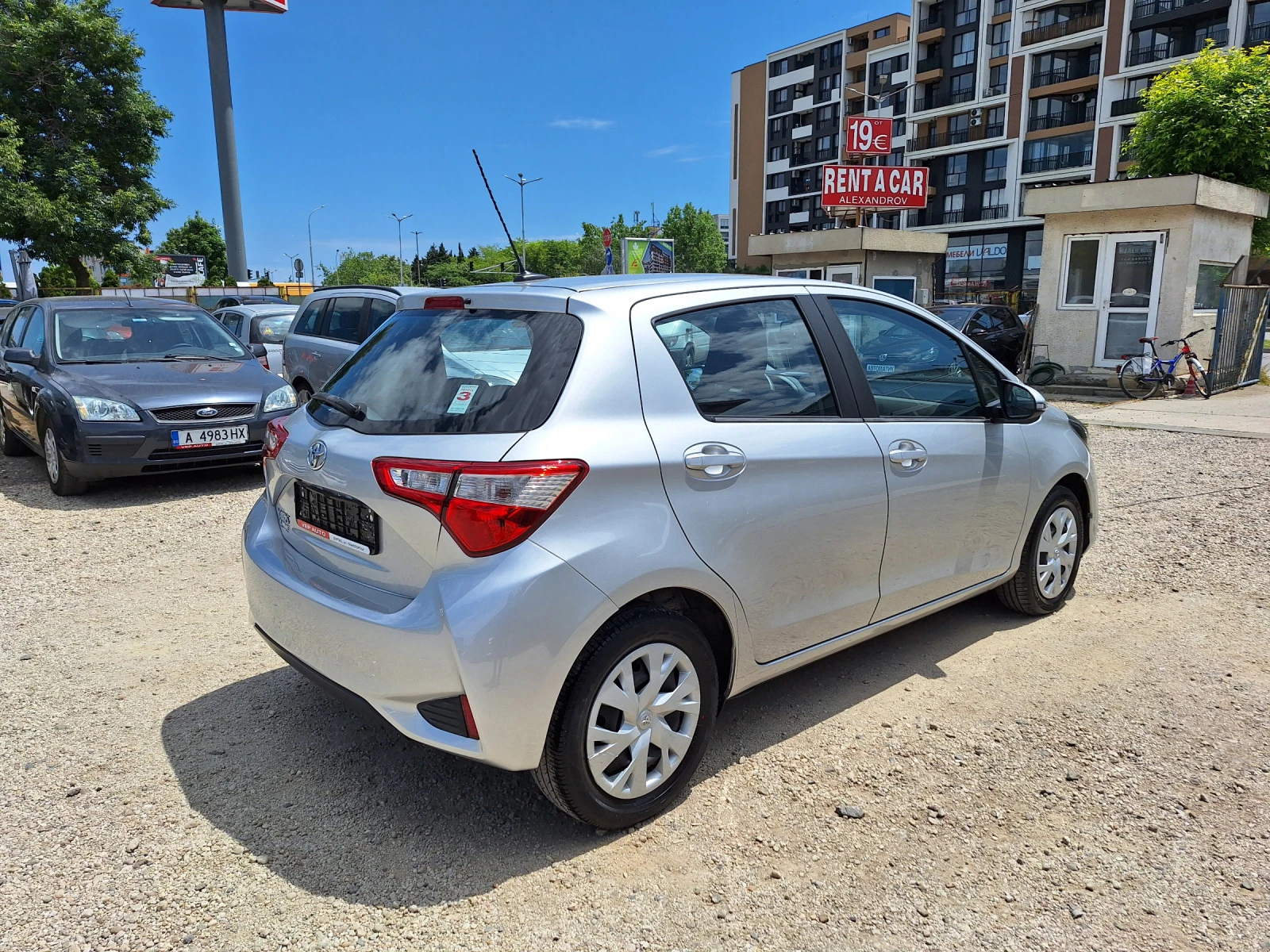 Toyota Yaris 1.0 - изображение 4