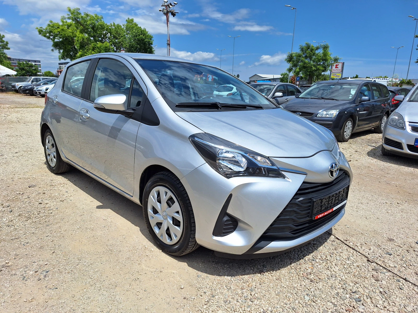 Toyota Yaris 1.0 - изображение 2