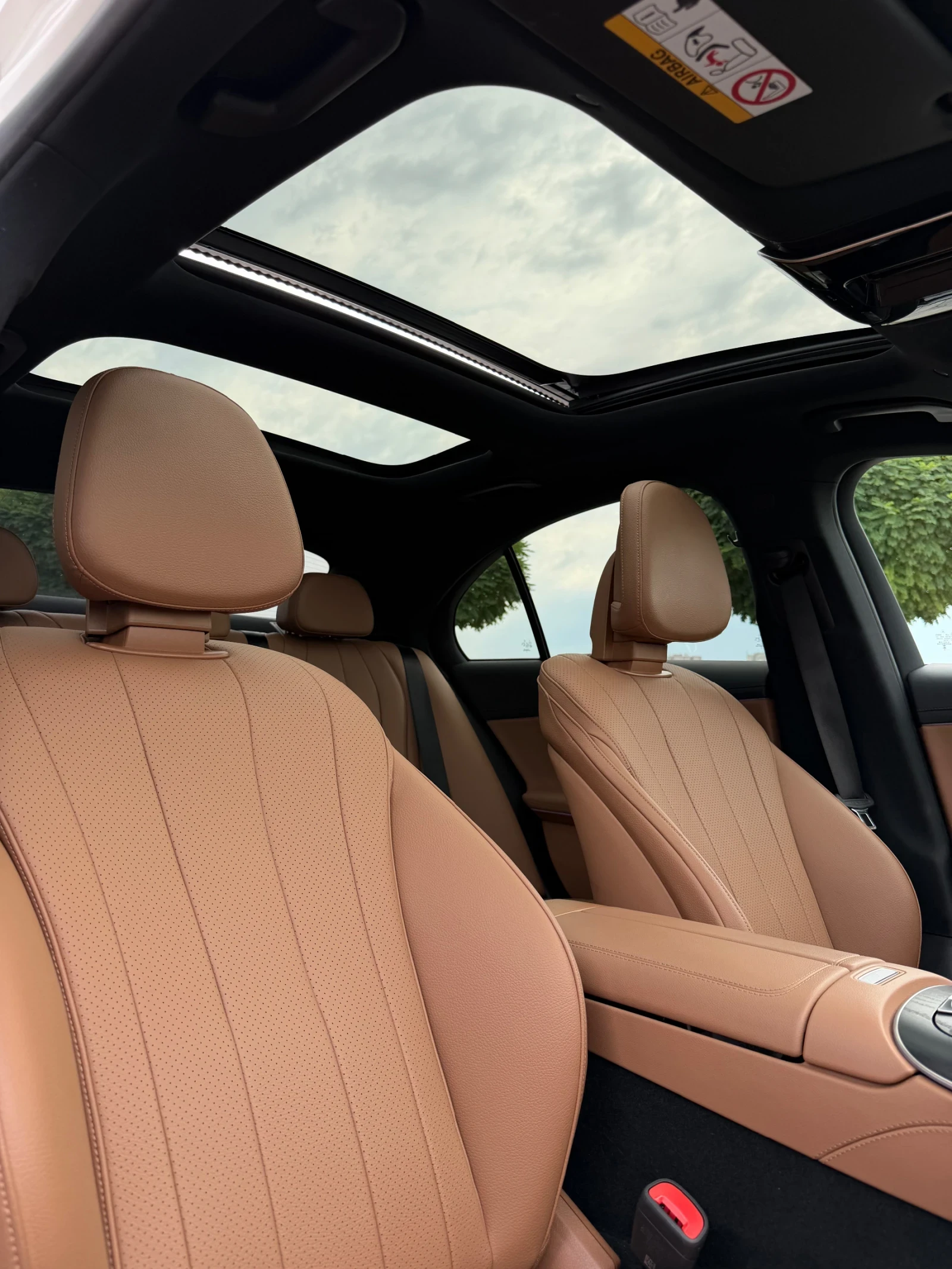 Mercedes-Benz E 200 D/AMG PACK/ГАРАНЦИОННА/SUPERSCEEN /2025г, снимка 11 - Автомобили и джипове - 55722524