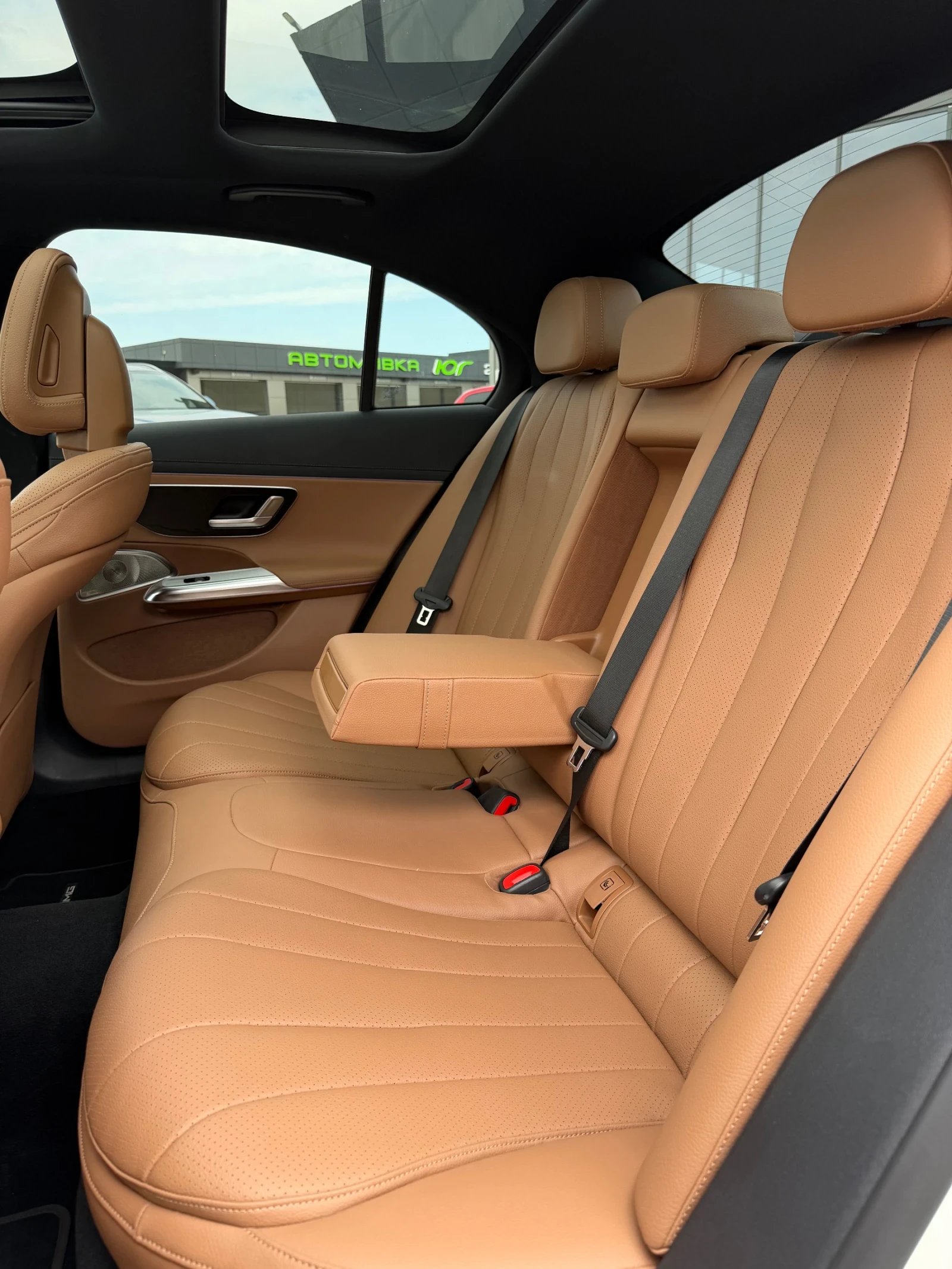 Mercedes-Benz E 200 D/AMG PACK/ГАРАНЦИОННА/SUPERSCEEN /2025г, снимка 13 - Автомобили и джипове - 55722524