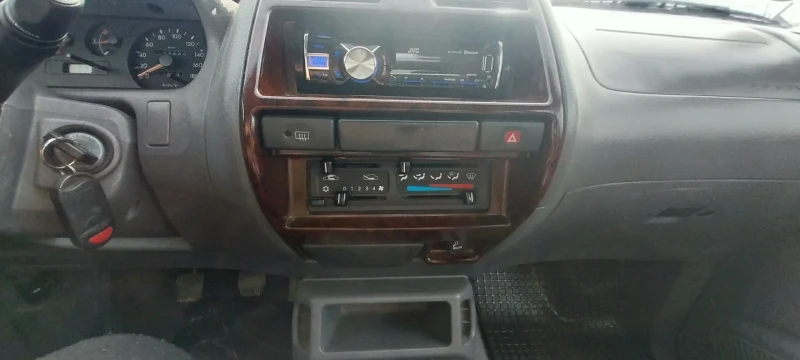 Nissan Terrano 2.4 Benzin klima 4х4 TOP!, снимка 9 - Автомобили и джипове - 53593168