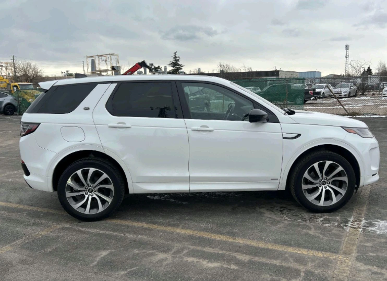 Land Rover Discovery Sport R-Dynamic SE 2.0L - изображение 3