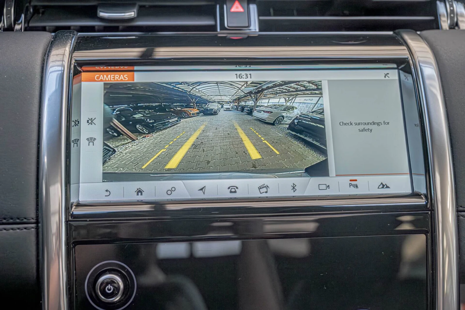 Land Rover Discovery Sport P300e/Hybrid/Камера/Meridian/Панорама/Memory, снимка 11 - Автомобили и джипове - 53788719