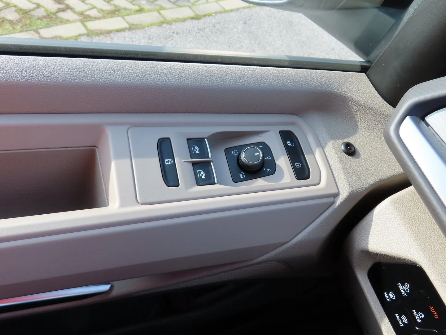 VW Multivan Life S 1.4 eHybrid, снимка 11 - Бусове и автобуси - 53910536