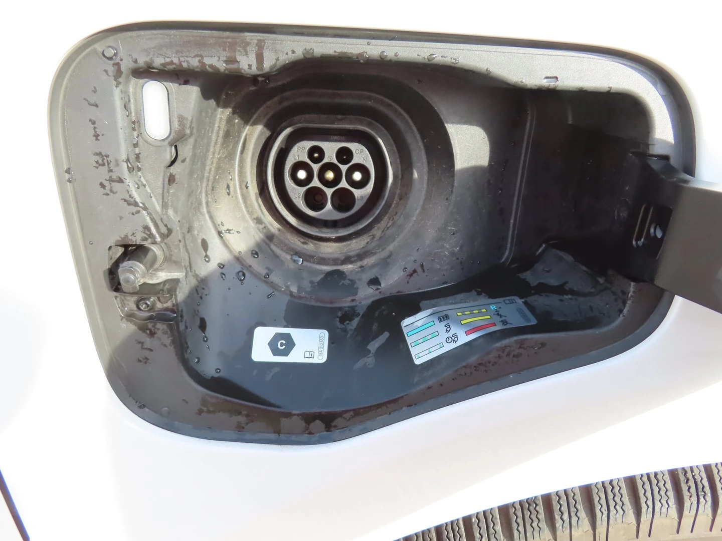 VW Multivan Life S 1.4 eHybrid, снимка 15 - Бусове и автобуси - 53910536