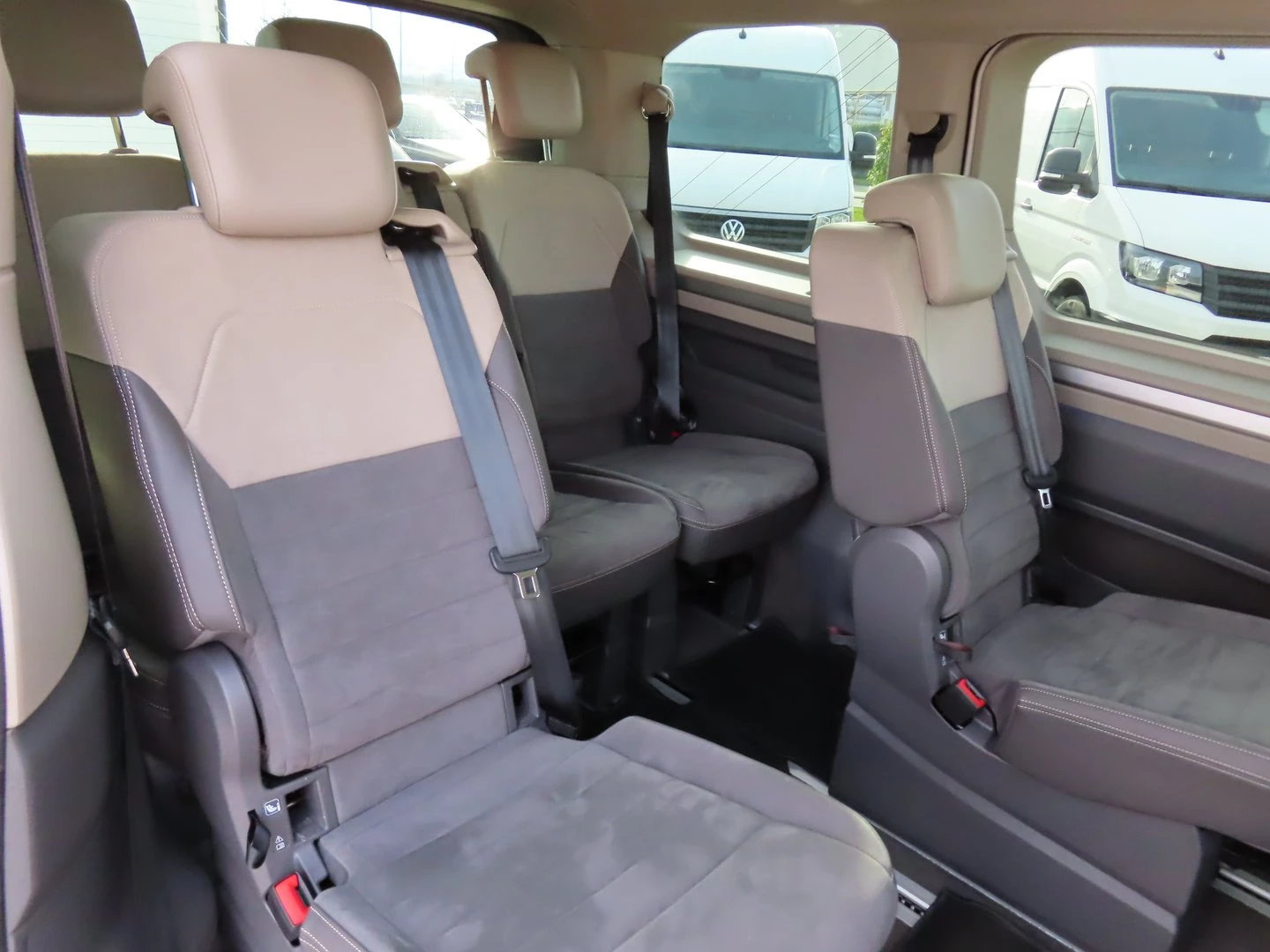 VW Multivan Life S 1.4 eHybrid, снимка 14 - Бусове и автобуси - 53910536