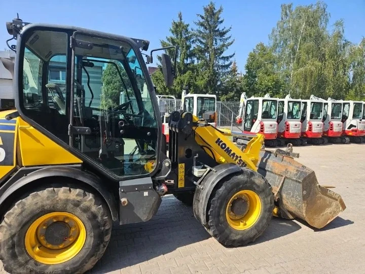 Челен товарач Komatsu  WA70-7, снимка 4 - Индустриална техника - 48989426