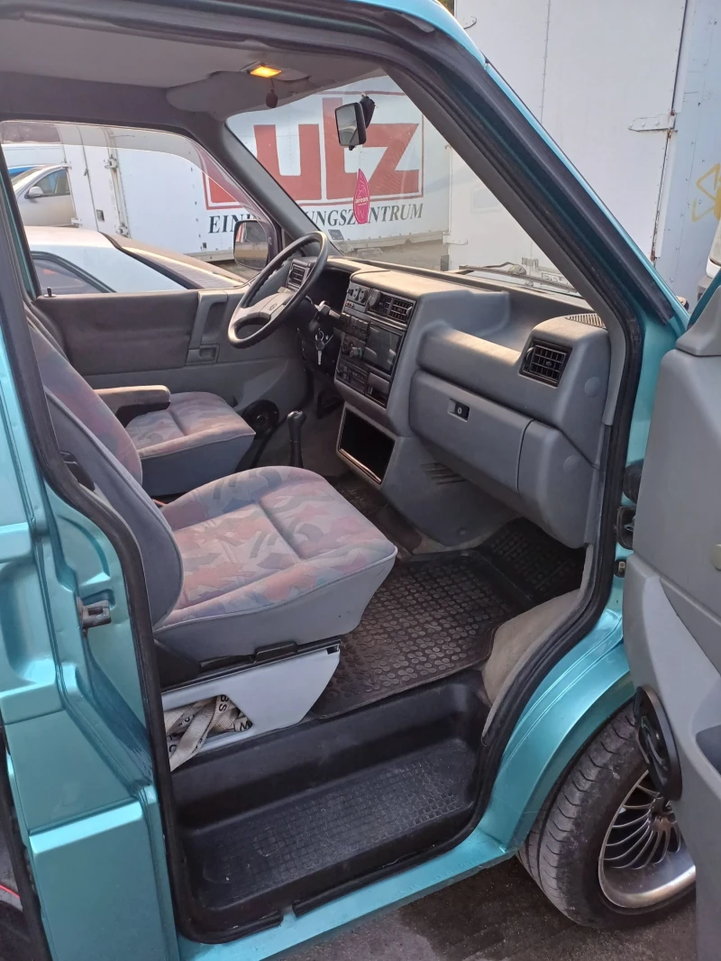 VW Multivan 1.8Turbo, снимка 10 - Автомобили и джипове - 47319839