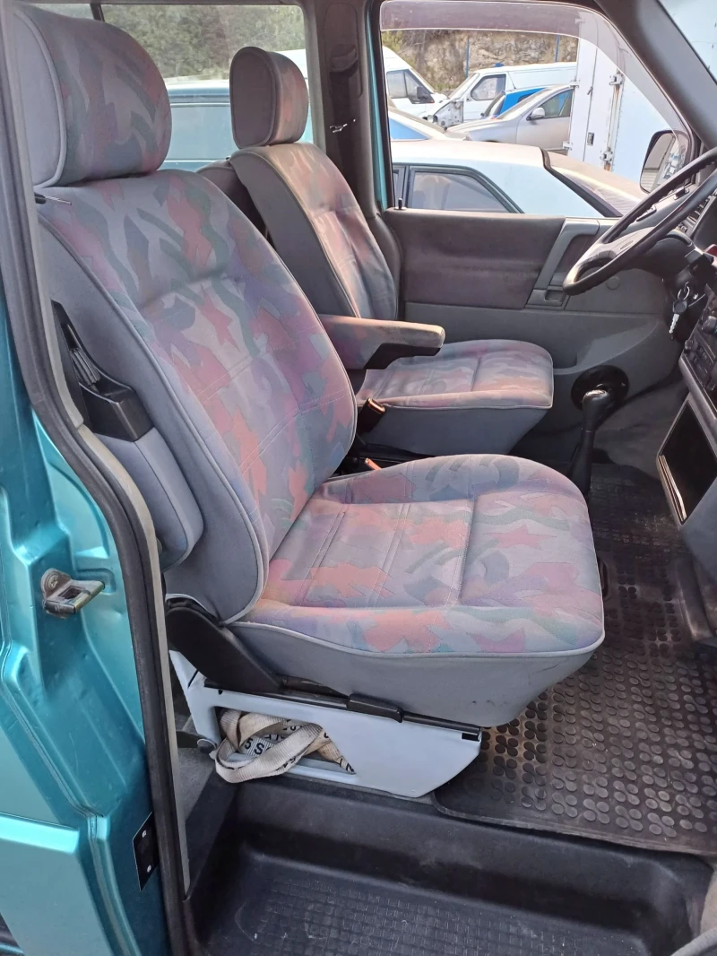 VW Multivan 1.8Turbo, снимка 11 - Автомобили и джипове - 47319839