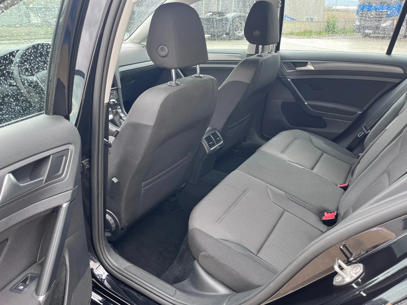 VW Golf 2.0 TDI/С ПЪЛНА СЕРВИЗНА ИСТОРИЯ/ДОП.ЧИФТ ГУМИ, снимка 9 - Автомобили и джипове - 53821059