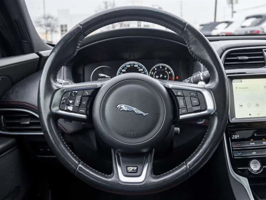 Jaguar XE * 35t AWD R Sport / AS IS SPECIAL / * CARFAX * ЦЕН, снимка 10 - Автомобили и джипове - 53862548