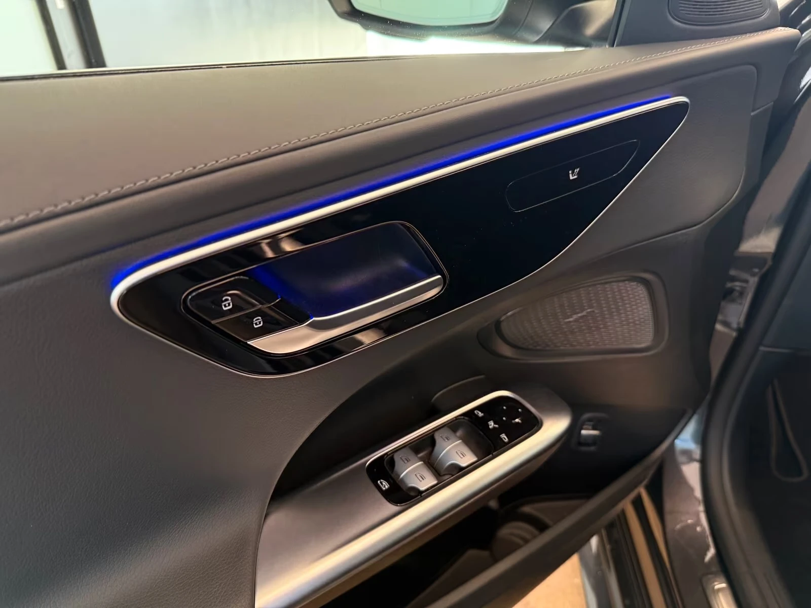 Mercedes-Benz C 220 d / AMG / LED / CAMERA / DISTRONIC / KEYLESS / , снимка 7 - Автомобили и джипове - 54736046
