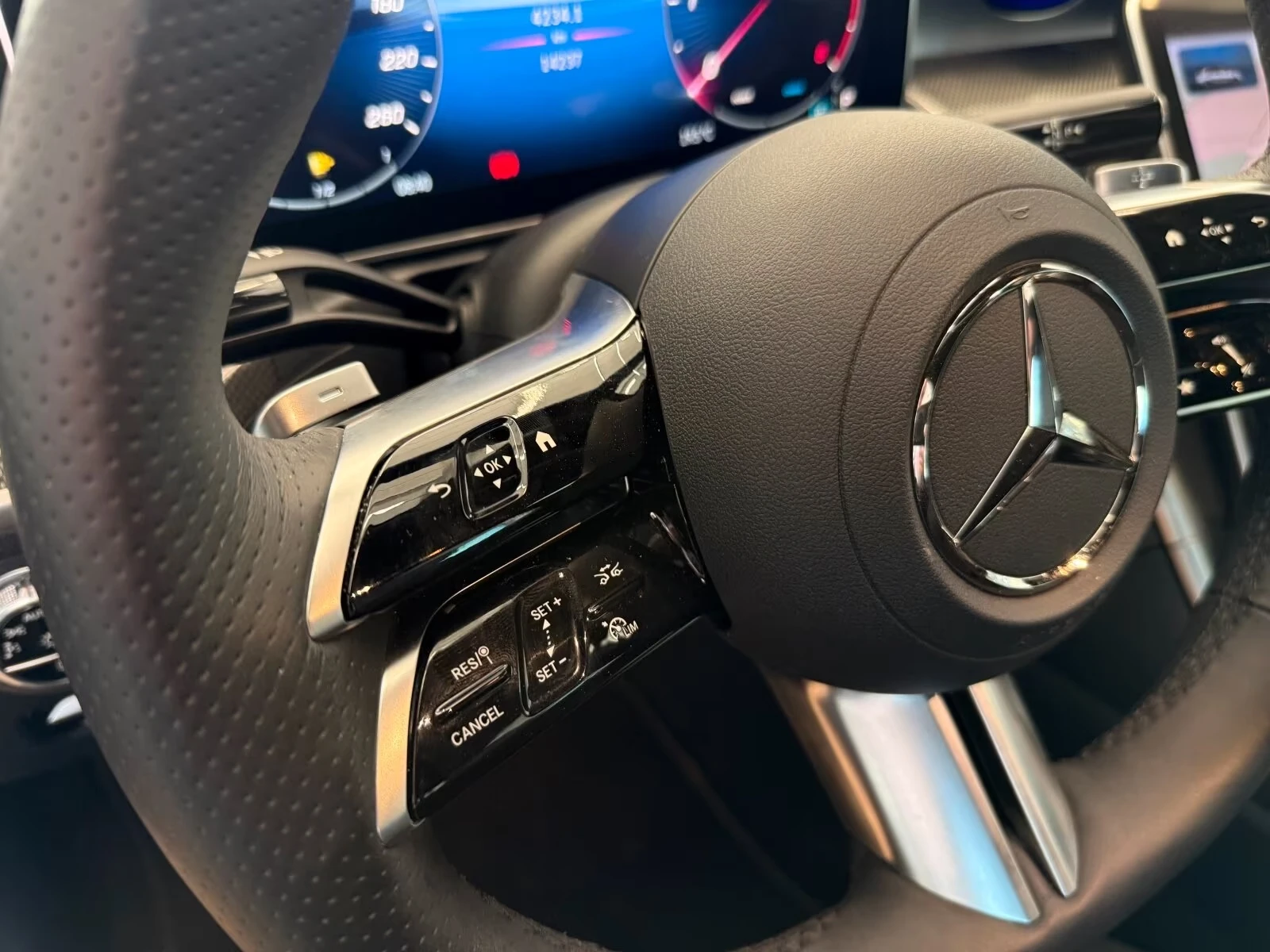 Mercedes-Benz C 220 d / AMG / LED / CAMERA / DISTRONIC / KEYLESS / , снимка 10 - Автомобили и джипове - 54736046