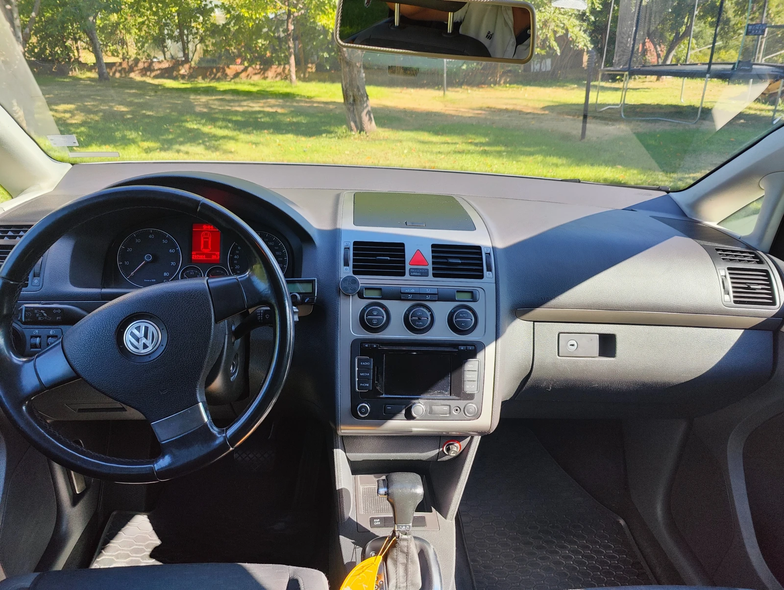 VW Touran, снимка 10 - Автомобили и джипове - 54919233
