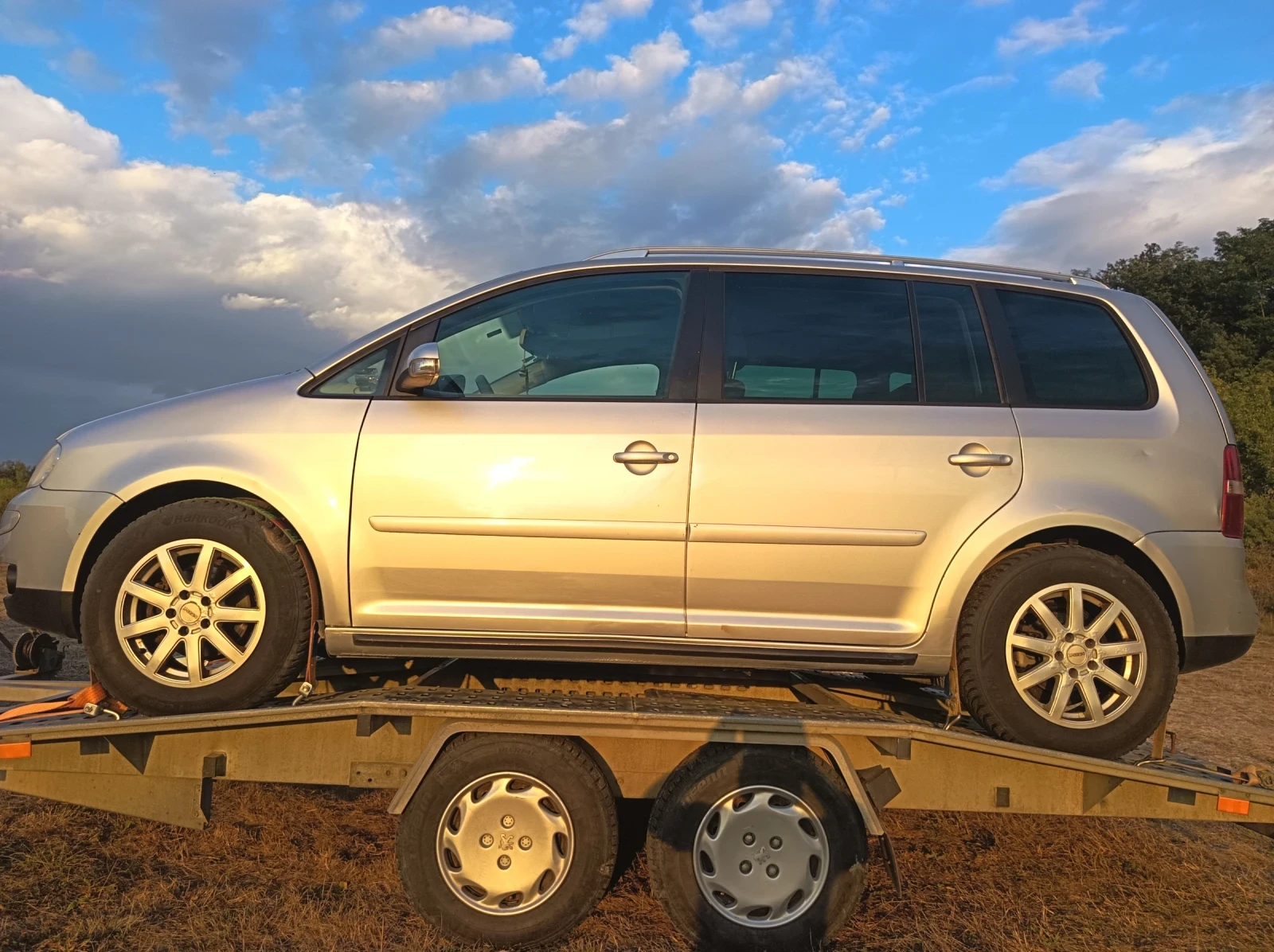VW Touran 1.9, снимка 2 - Автомобили и джипове - 56219252