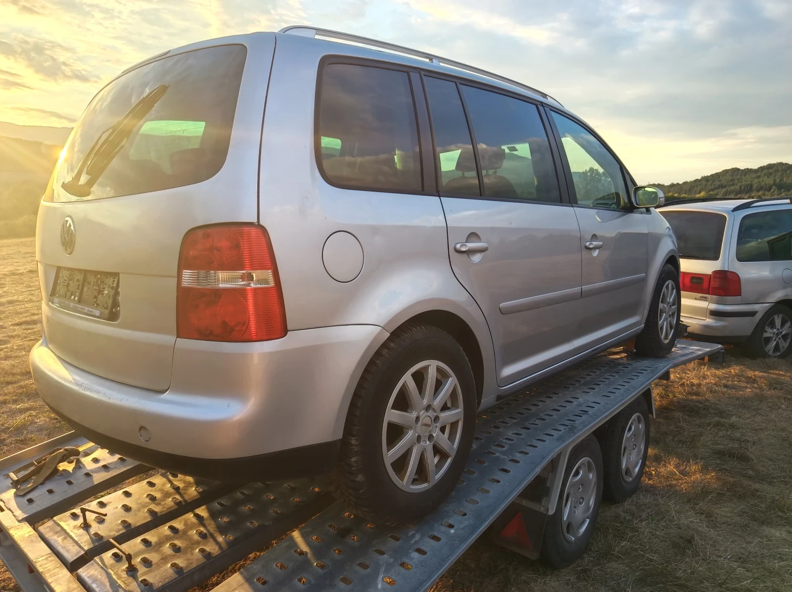 VW Touran 1.9, снимка 5 - Автомобили и джипове - 56219252