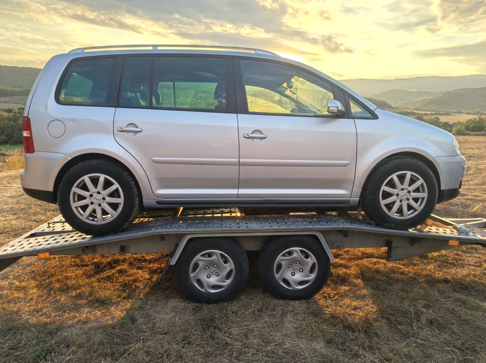 VW Touran 1.9, снимка 4 - Автомобили и джипове - 56219252