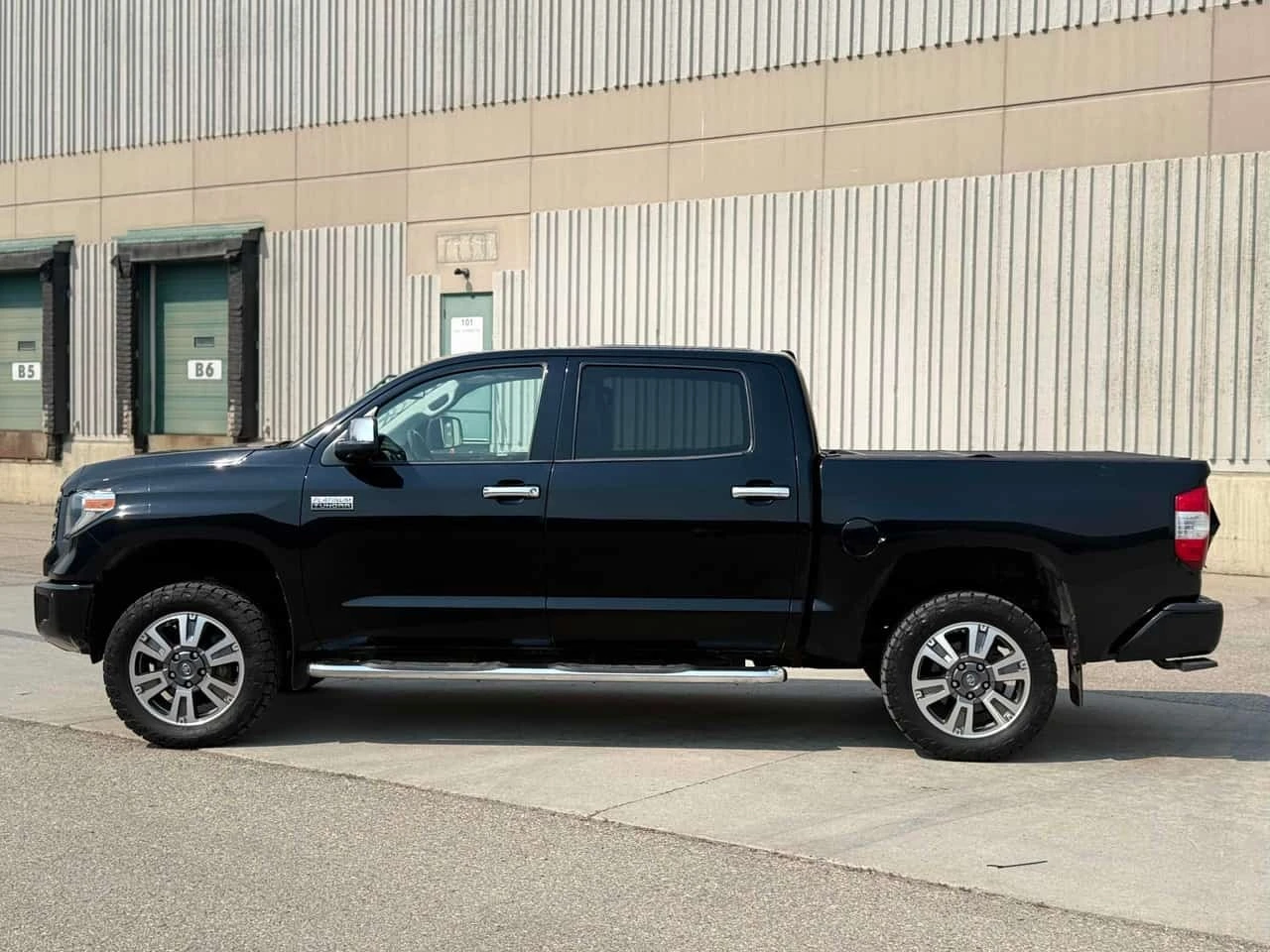 Toyota Tundra Platinum | CARFAX | АВТОКРЕДИТ БЕЗ ПЪРВОНАЧАЛНА , снимка 3 - Автомобили и джипове - 55793393